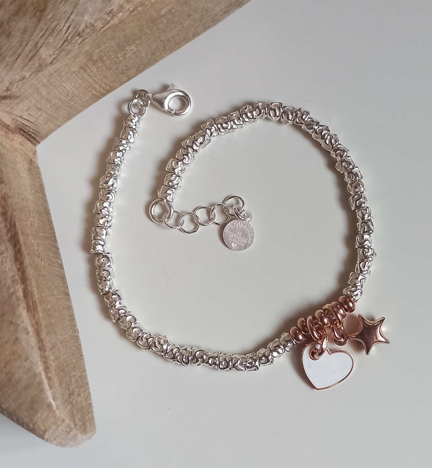 Bracciale tubetti martellati con doppio charm e rondelle