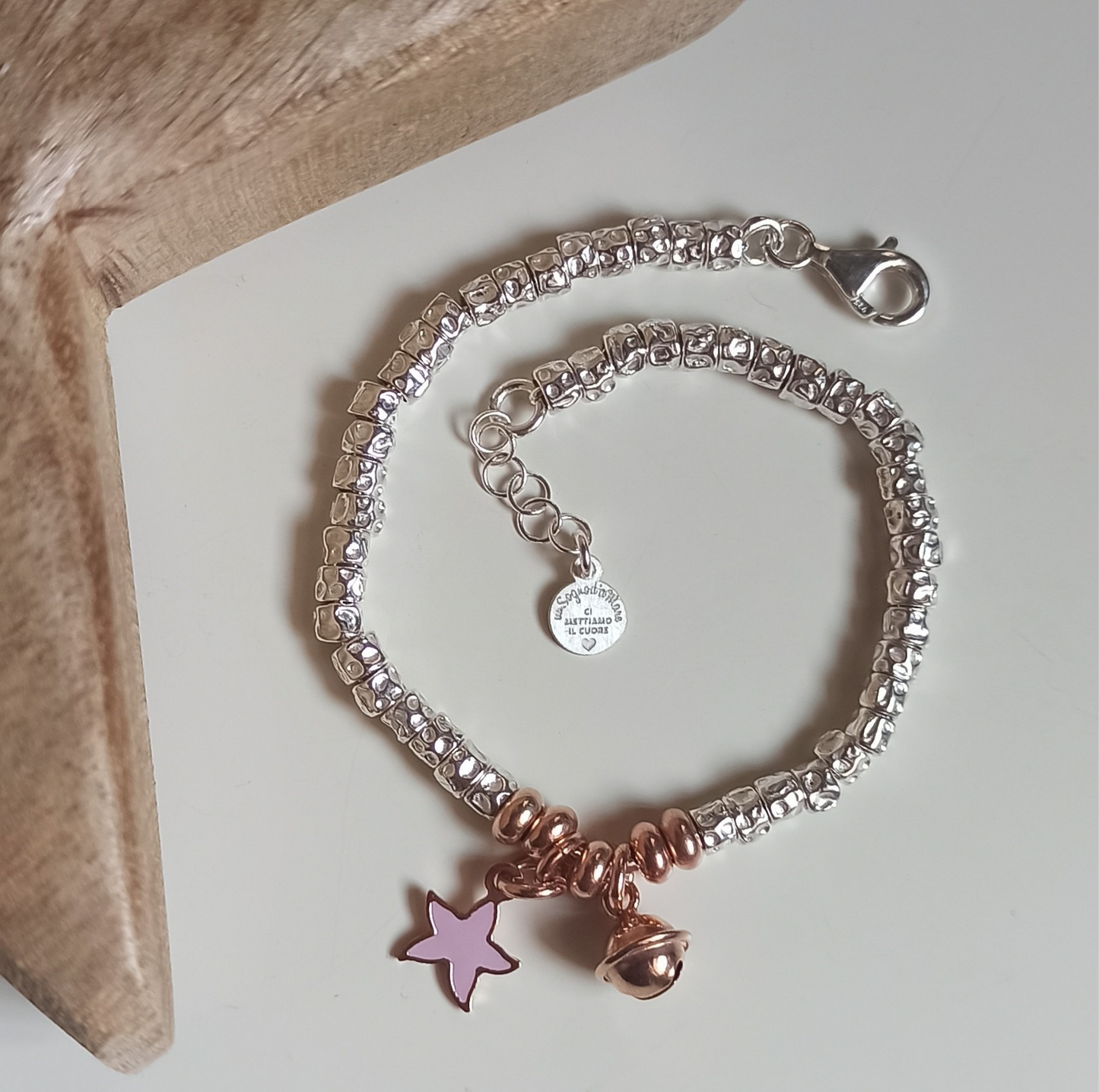 Bracciale tubetti martellati con doppio charm e rondelle