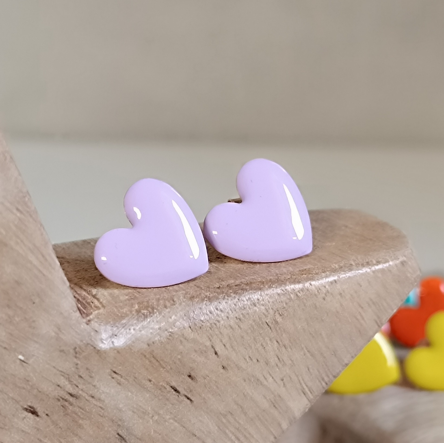Orecchino a cuore in smalto