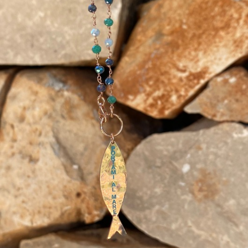 Collana lunga con pesce martellato