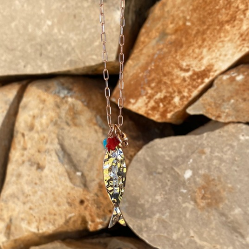 Collana lunga con pesce martellato