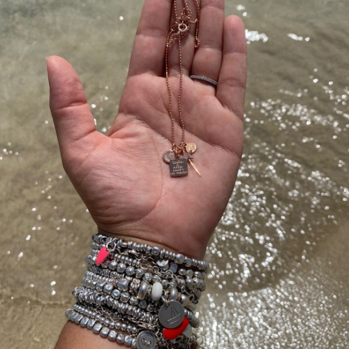 Collana portamifortuna con targhetta "testa alta, cuore in mano"
