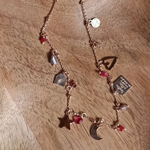 Collana mini Lucilla nei toni cioccolato e rosso con targhetta "testa alta cuore in mano"