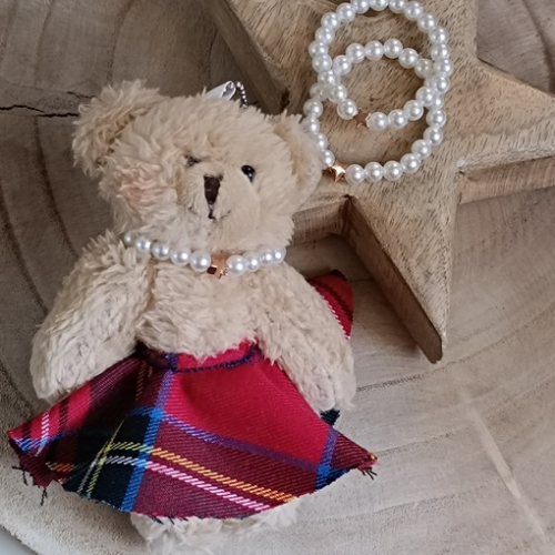 NINA l'orsettina, il bag charm con gonna in tartan.