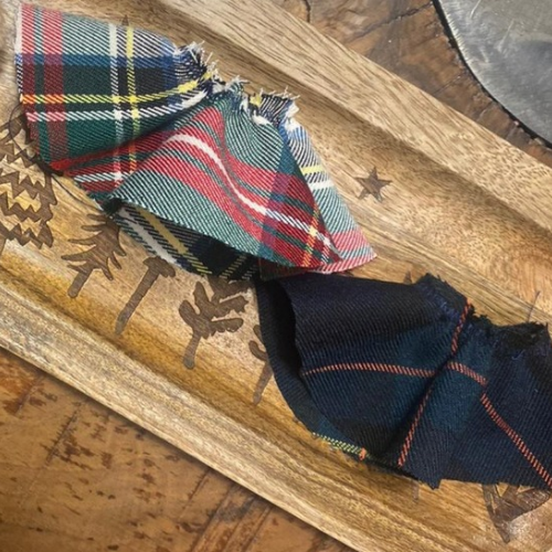 NINA l'orsettina, il bag charm con gonna in tartan.