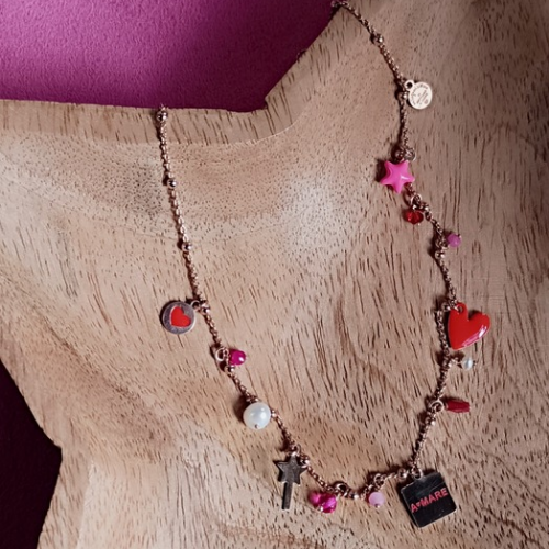 MiniLucilla nei toni rosso, fucsia e perle con targhetta a•mare