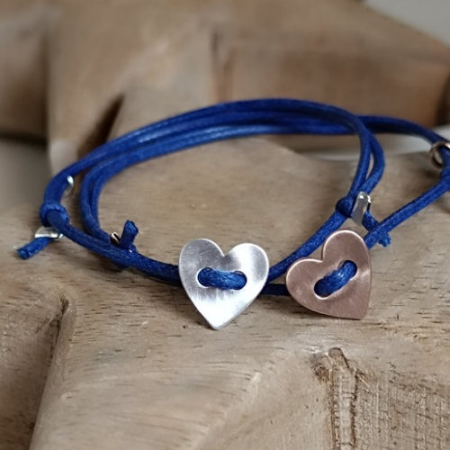 "batticuore" bracciale in cordino in cotone con cuore a bottone satinato e martellato