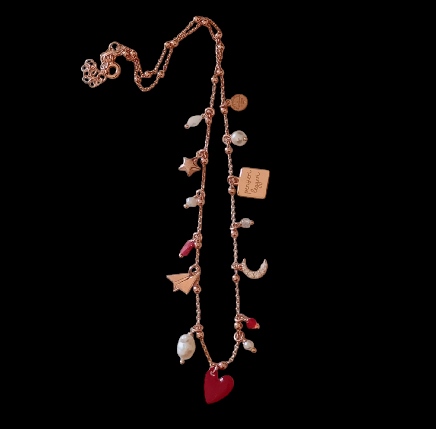 Collana mini Lucilla nei toni cherry-black, bianco con perle e targhetta "pensieri leggeri"