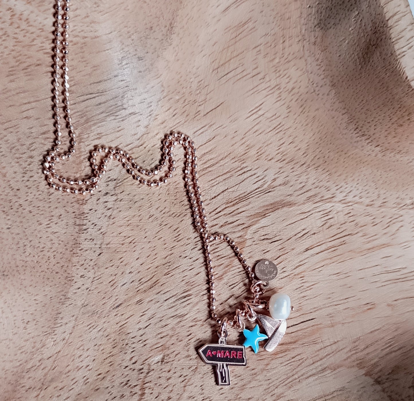 Collana portamifortuna con "destinazione mare" rosso, barca, stella marina in smalto turchese, perla