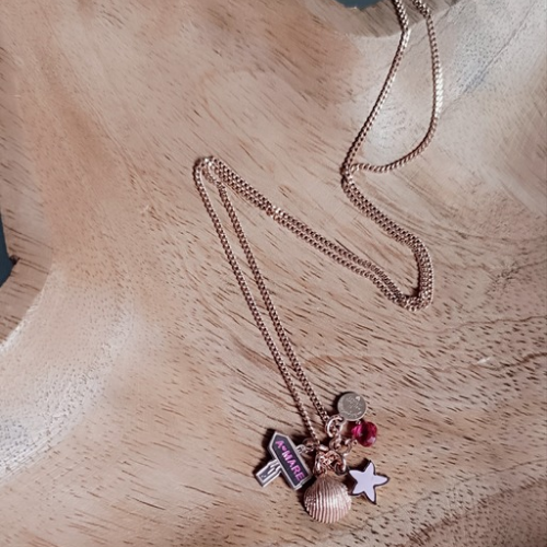 Collana portamifortuna con "destinazione mare" fucsia, conchiglia, stella marina in smalto cipria, pietra