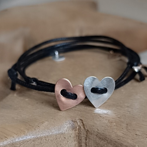 "batticuore" bracciale in cordino con cuore a bottone satinato e martellato