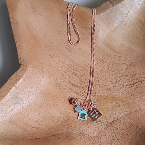 Collana portamifortuna con casetta in smalto turchese, targhetta "ama le piccole cose", campanellino e pietra acquamarina