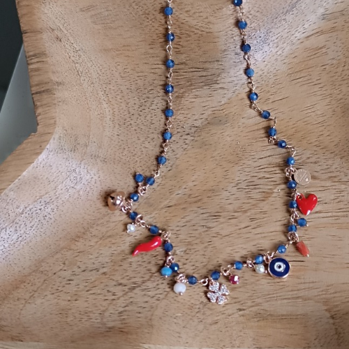 Collana miniLucilla realizzata in catena rosario in agate blu con charms rossi e bianchi