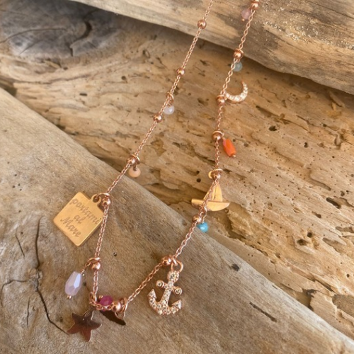 Collana miniLucilla nei toni multicolor con ancora e targhetta portami al mare