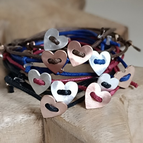 "batticuore" bracciale in cordino con cuore a bottone satinato e martellato