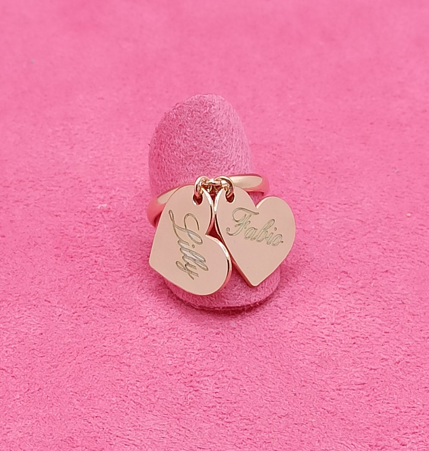 Anello doppio cuore con nomi incisi
