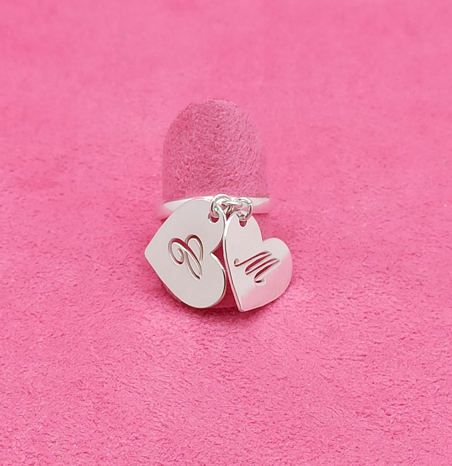 Anello doppio cuore con iniziale traforata