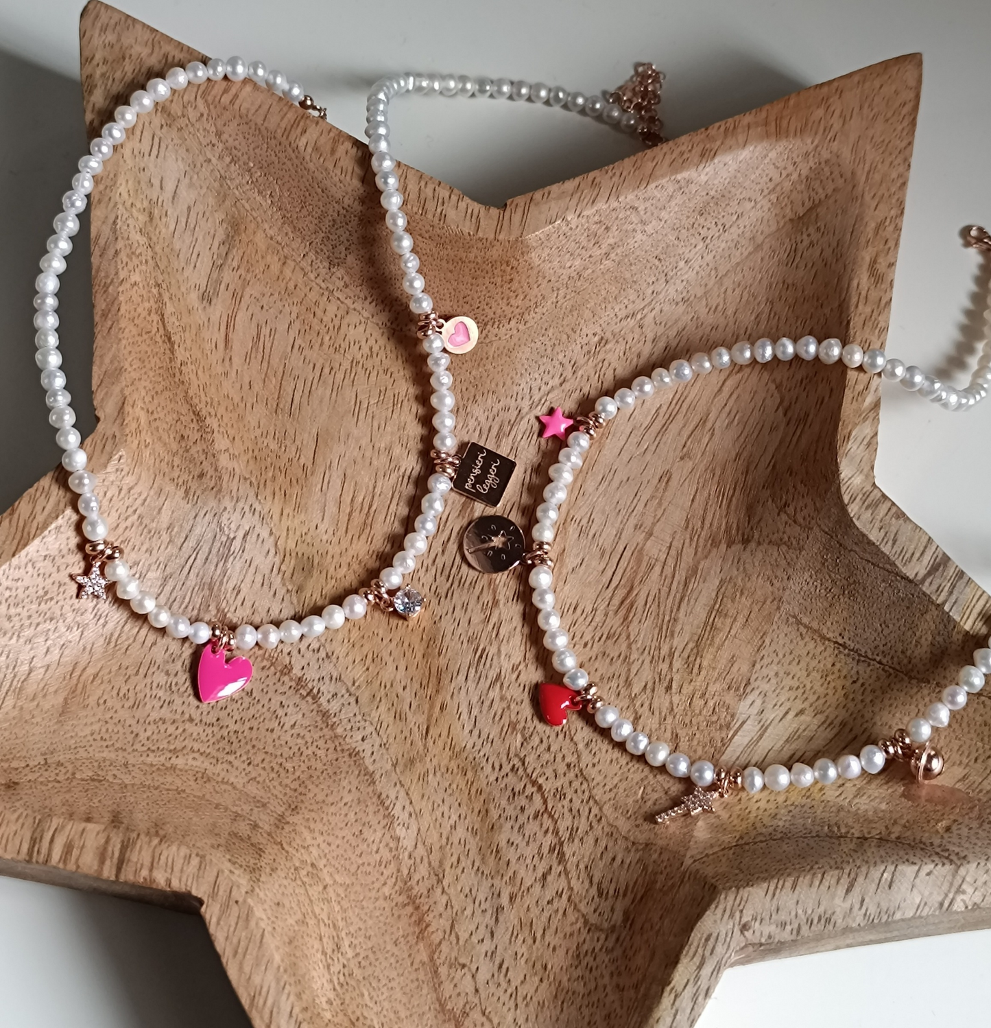 Collana in perle con cinque charms