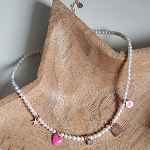 Collana in perle con cinque charms