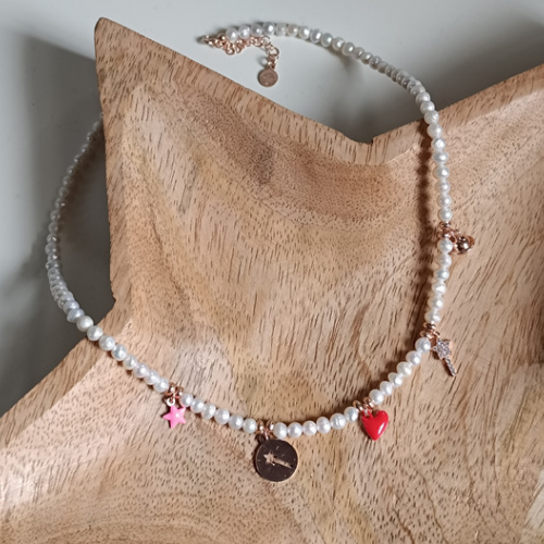 Collana in perle con cinque charms