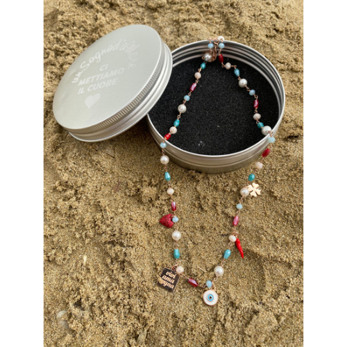 Collana in catena rosario perla, rosso e turchese con cinque charms