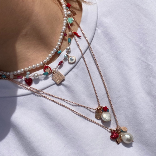 Collana in catena rosario perla, rosso e turchese con cinque charms