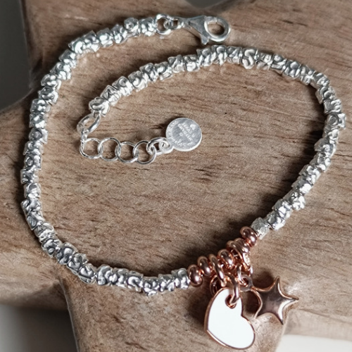 Bracciale tubetti martellati con cuore in smalto