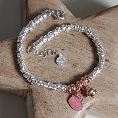 Bracciale tubetti martellati con cuore in smalto