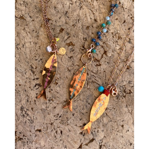 Collana lunga con pesce martellato