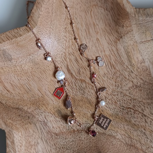 Collana mini Lucilla nei toni rosso, bianco e cioccolato con targhetta "vivi-ama-sogna"