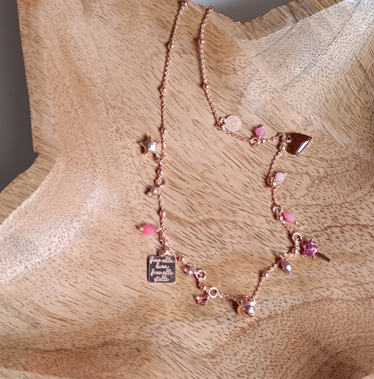 Collana miniLucilla nei toni fucsia e cioccolato fondente che si fondono insieme creando una collana dal gusto vibrante