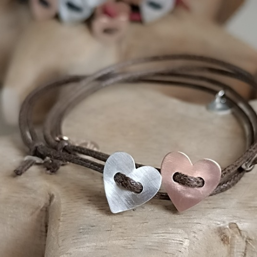 "batticuore" bracciale in cordino con cuore a bottone satinato e martellato