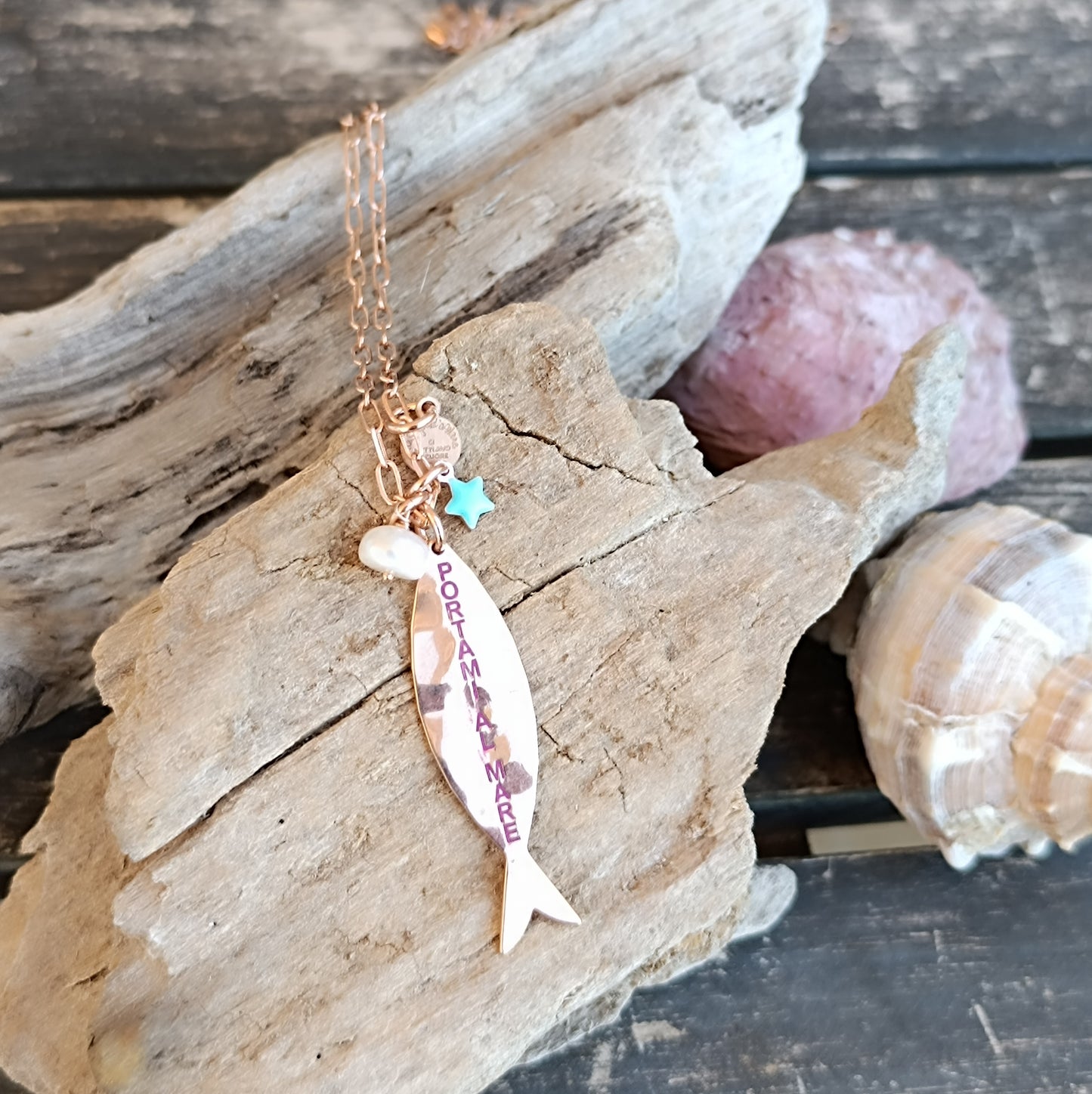Collana lunga con pesce martellato