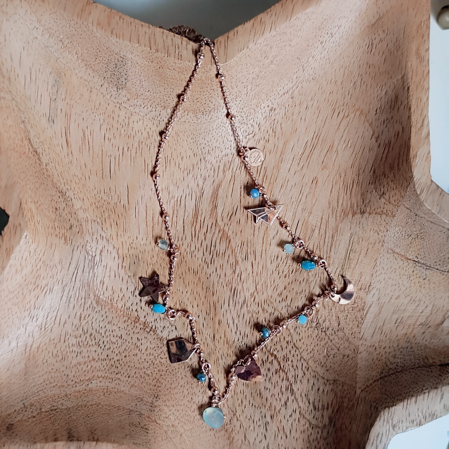 Collana miniLucilla nei toni azzurro cielo con inserimento di charms martellati