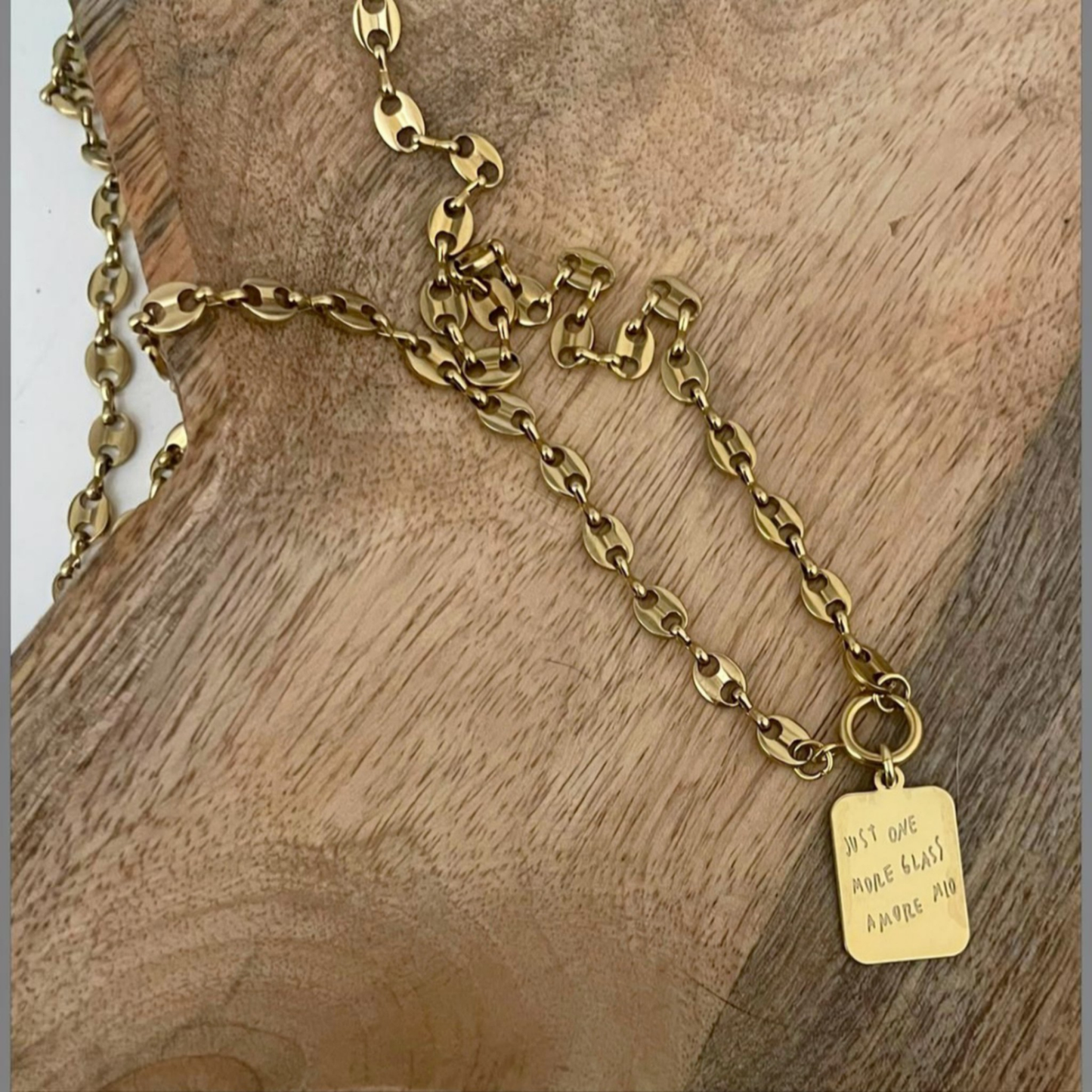 Collana in catena marinara con targhetta "just one more glass amore mio"