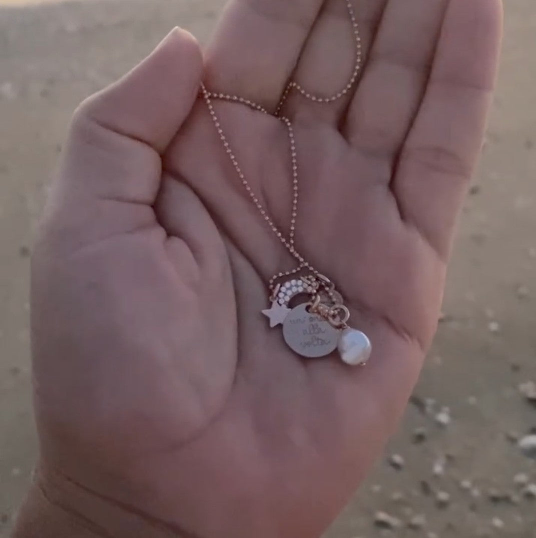 Collana "portamifortuna" con targhetta un'onda alla volta