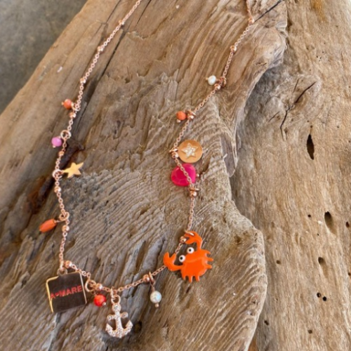 Collana miniLucilla nei toni fucsia e arancio con granchio e targhetta a.mare