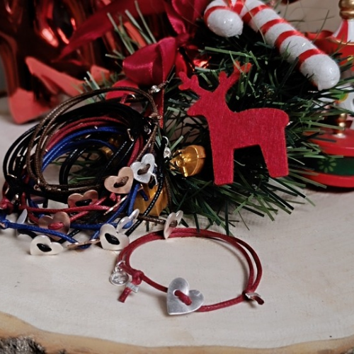 "batticuore" bracciale in cordino in cotone con cuore a bottone satinato e martellato