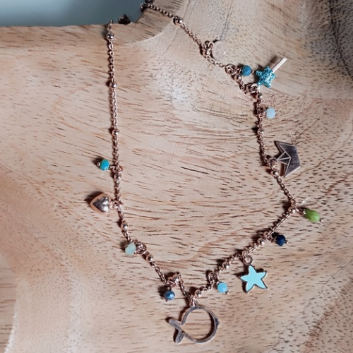 Collana miniLucilla nei toni turchese, blu e verde con barchetta di carta