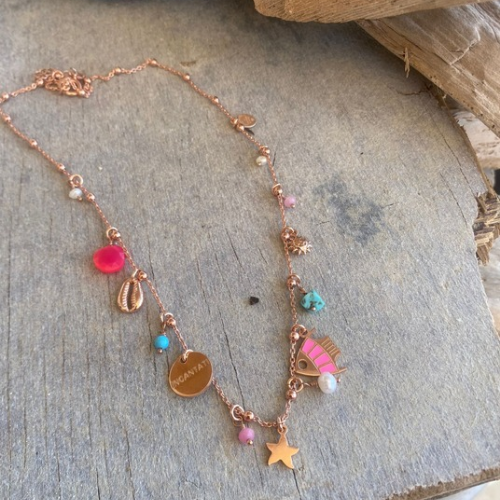 Collana miniLucilla nei toni fucsia e turchese con pescetto in smalto e targhetta INCANTATI
