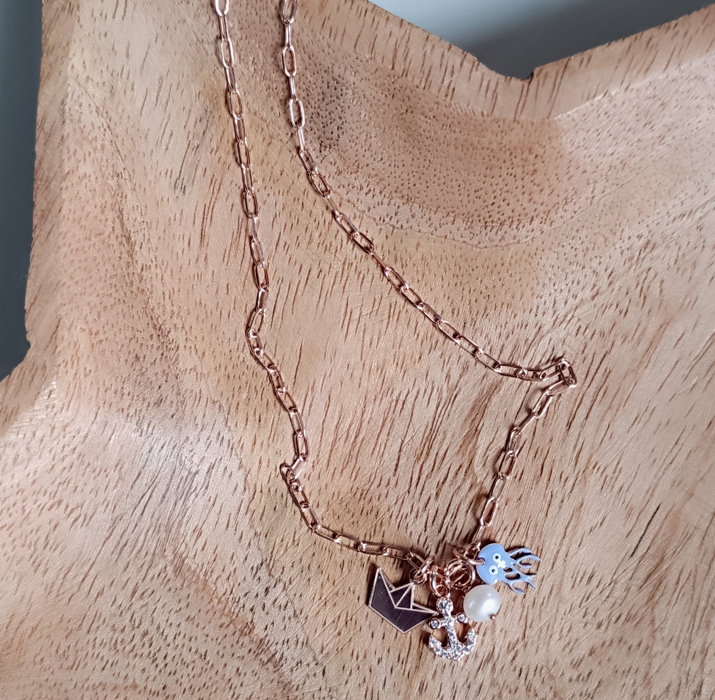 Collana portamifortuna con  barchetta di carta, medusa in smalto lilla, ancora in zirconi, perla