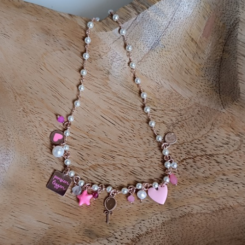 Collana miniLucilla realizzata in catena rosario in perle con charms fucsia e rosa