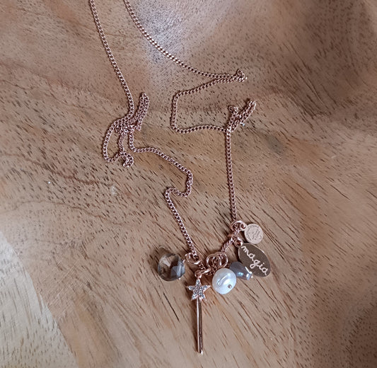 Collana portamifortuna con bacchetta magica e targhetta parolina "magia"