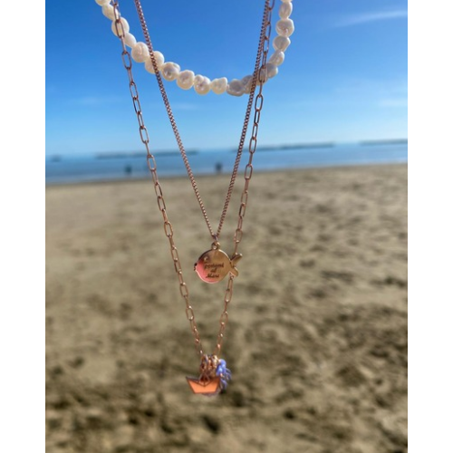 Collana portamifortuna con  barchetta di carta, medusa in smalto lilla, ancora in zirconi, perla